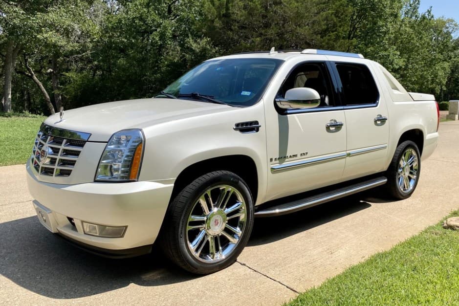2008 Cadillac Escalade & EXT GMT900 (2007-2014) sold for $30,250