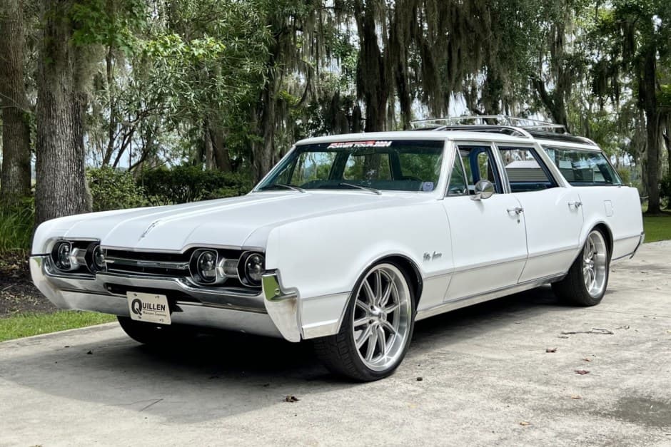 1967 Oldsmobile Vista Cruiser sold for $31,977