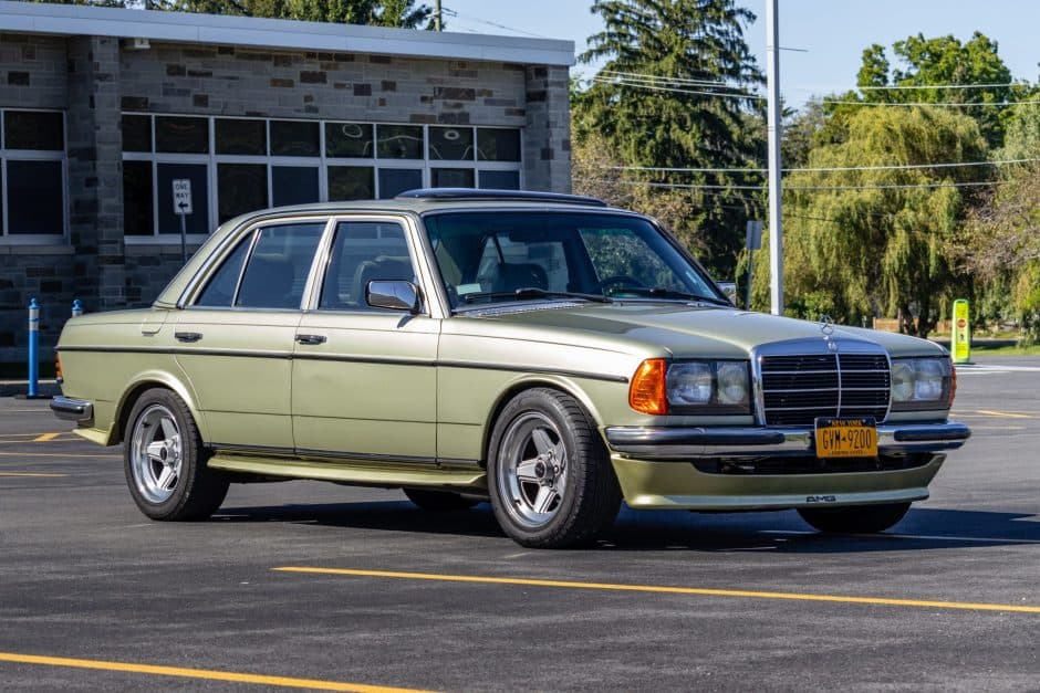 1984 Mercedes-Benz W123 sold for $10,500