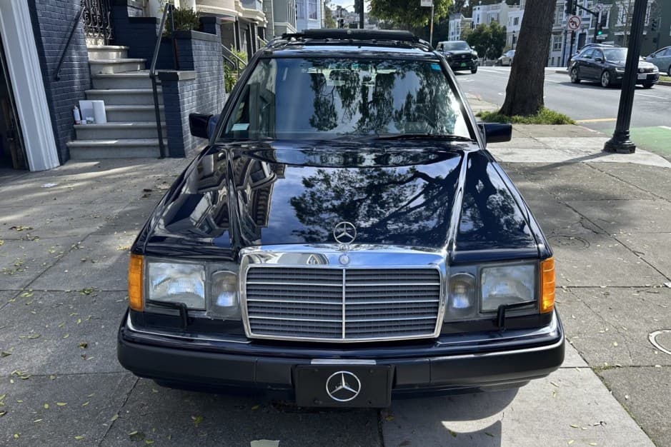 1992 Mercedes-Benz W124 E-Class sold for $17,751