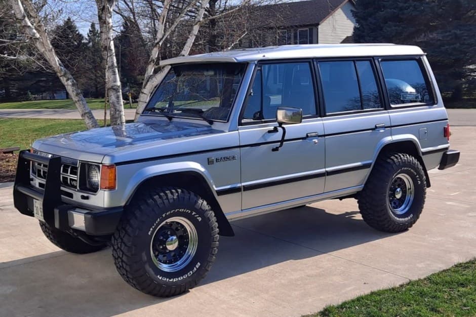 1989 Mitsubishi Pajero & Montero sold for $15,050