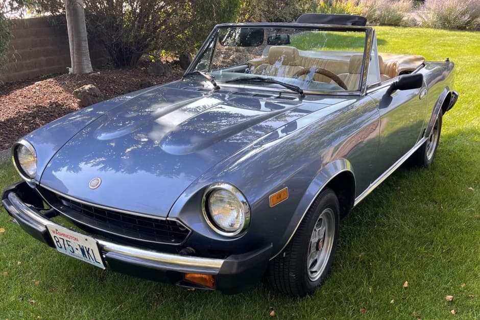 1981 Fiat 124 Spider (1966-1985) sold for $11,750