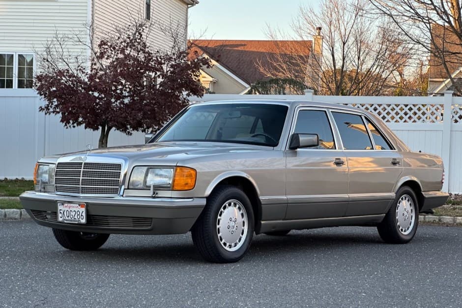 1990 Mercedes-Benz W126 S-Class sold for $25,252