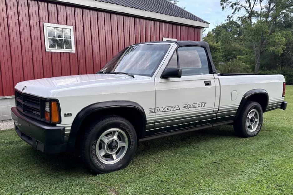 1989 Dodge Dakota (1987-1996) sold for $11,253