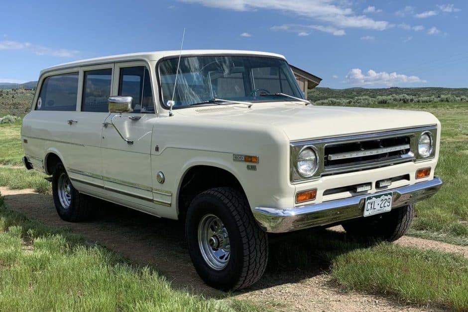 1970 International Harvester Travelall sold for $12,250