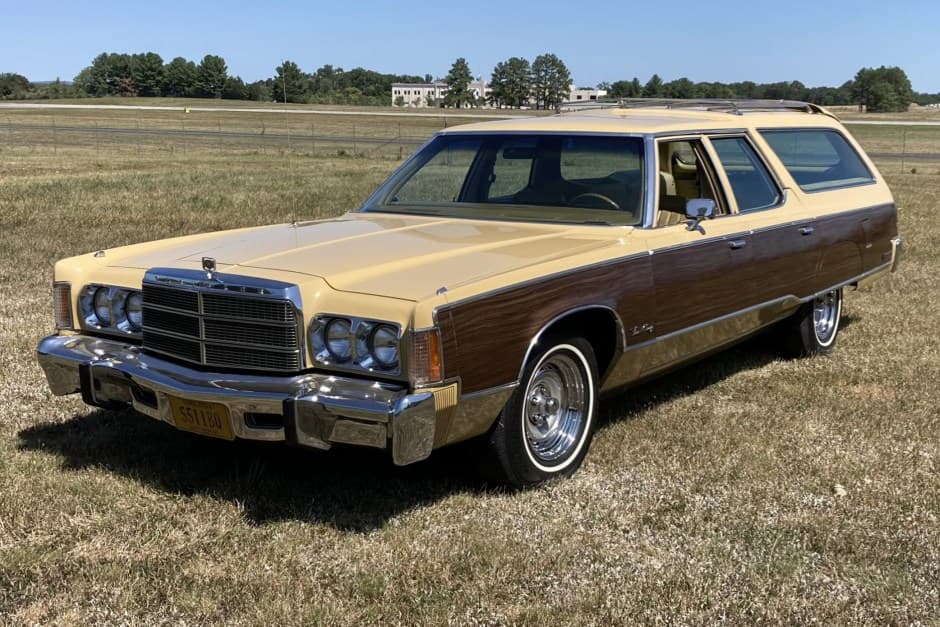 1977 Chrysler Town & Country sold for $9,900
