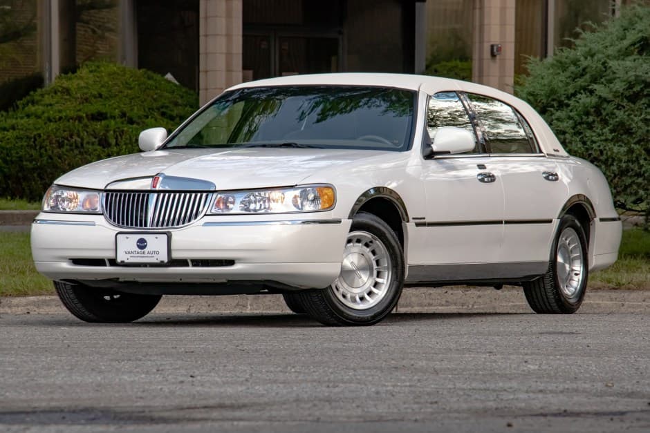 2000 Lincoln Town Car sold for $9,499