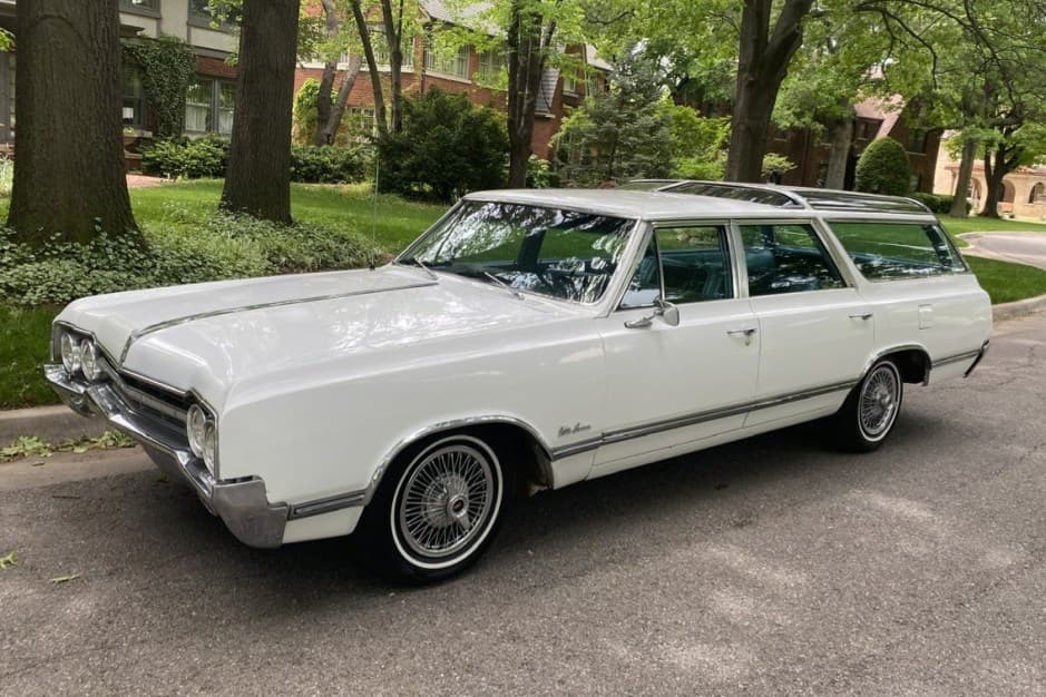 1965 Oldsmobile Vista Cruiser sold for $13,750