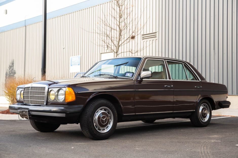 1981 Mercedes-Benz W123 sold for $9,100