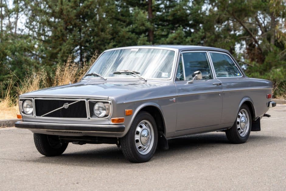 1971 Volvo 140 sold for $10,750