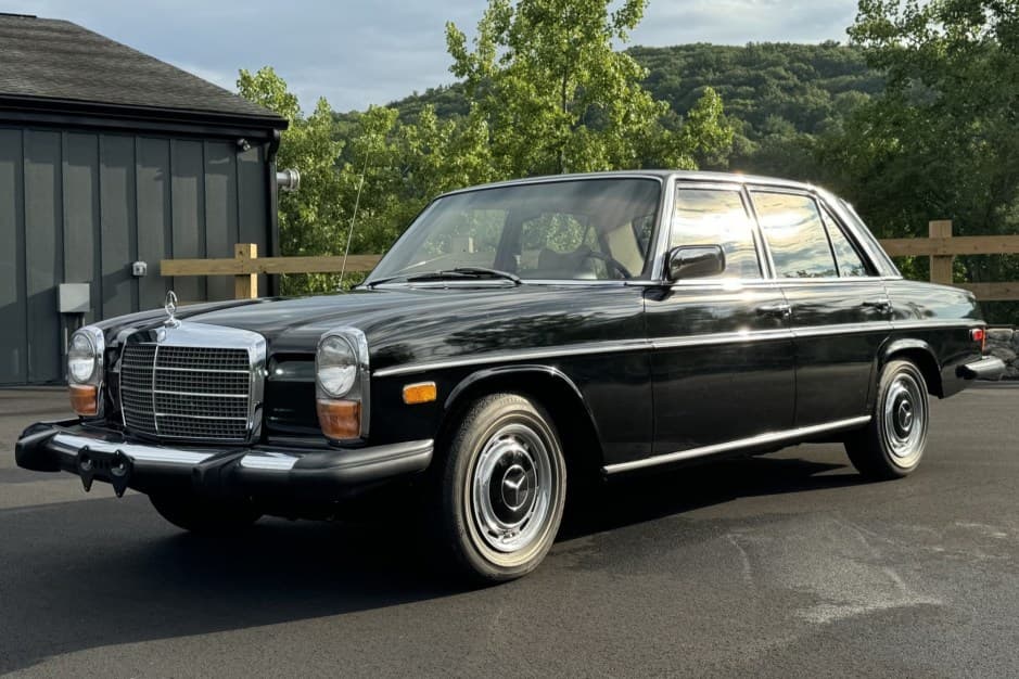 1974 Mercedes-Benz W114 & W115 sold for $31,000