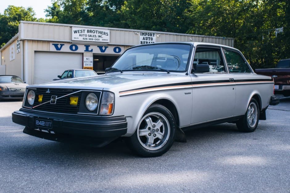 1980 Volvo 240 sold for $13,001