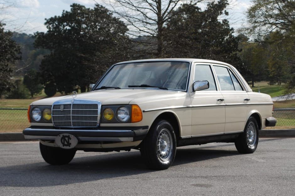 1982 Mercedes-Benz W123 sold for $12,750