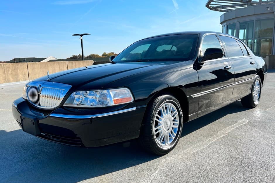 2010 Lincoln Town Car sold for $60,500