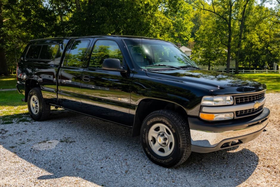 2002 Chevrolet Silverado GMT800 (1999-2007) sold for $20,300