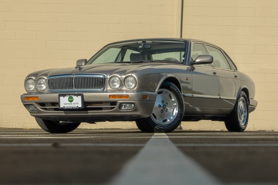 1996 Jaguar X300 XJ (1995-1997) sold for $6,100