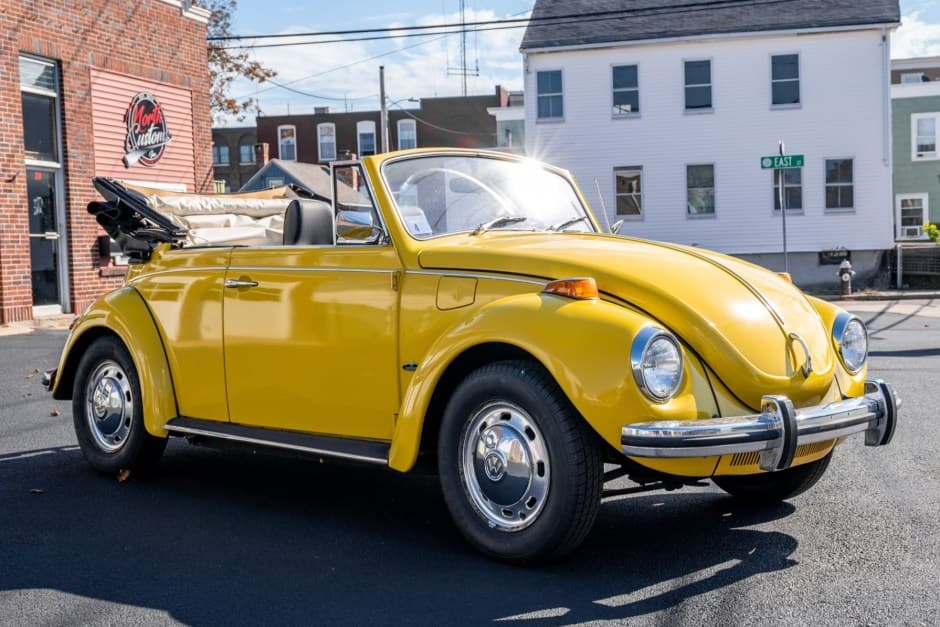 1971 Volkswagen Super Beetle sold for $12,050