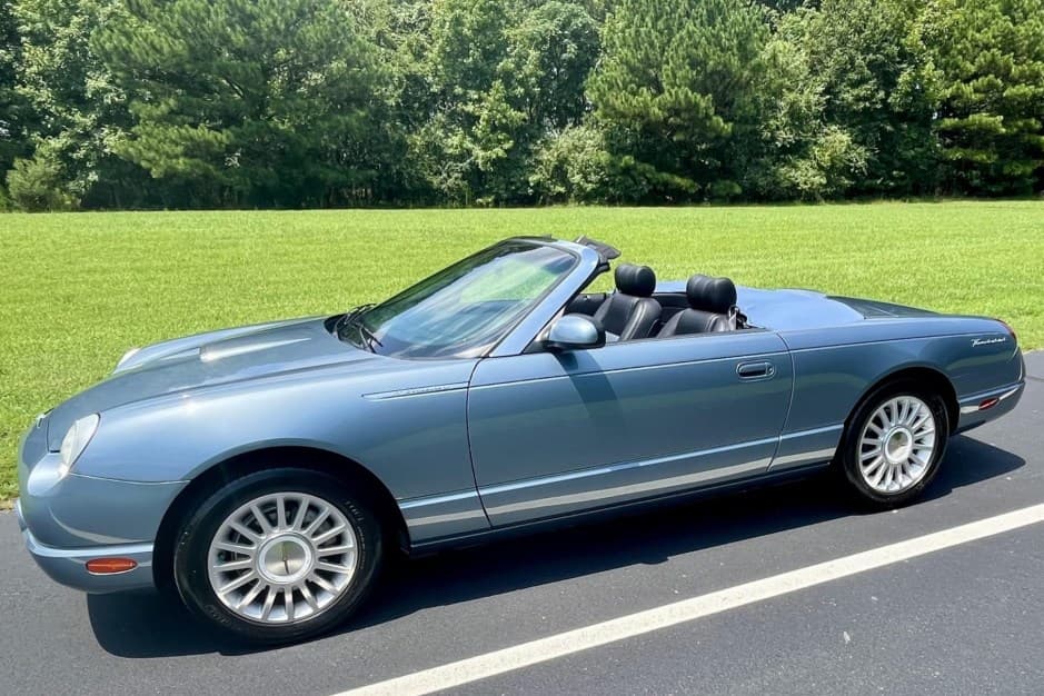 2005 Ford Thunderbird (2002-2005) sold for $21,100