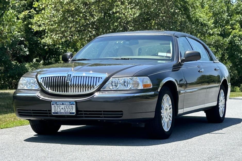 2007 Lincoln Town Car sold for $15,000