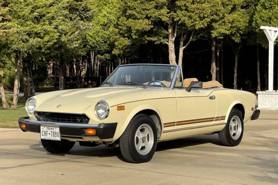 1980 Fiat 124 Spider (1966-1985) sold for $10,750