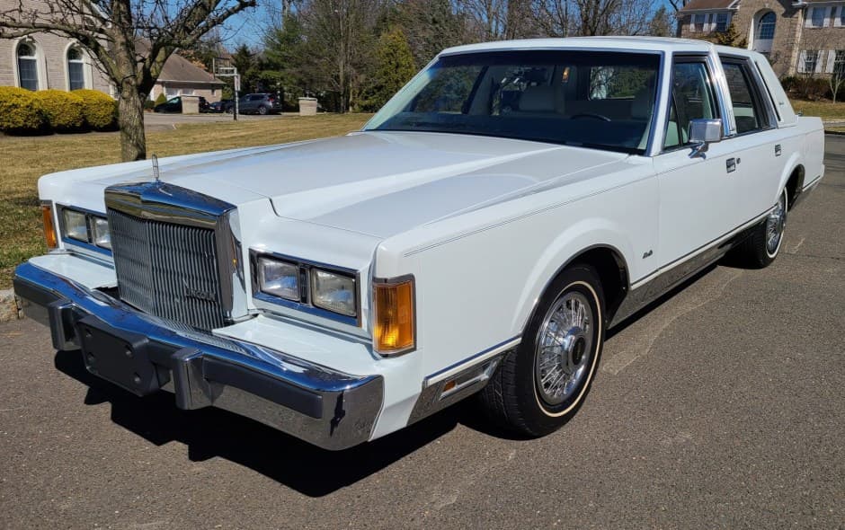 1989 Lincoln Town Car sold for $16,250