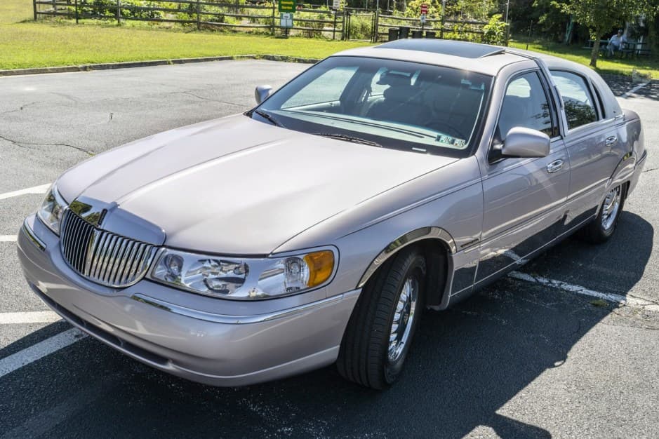 1999 Lincoln Town Car sold for $12,000