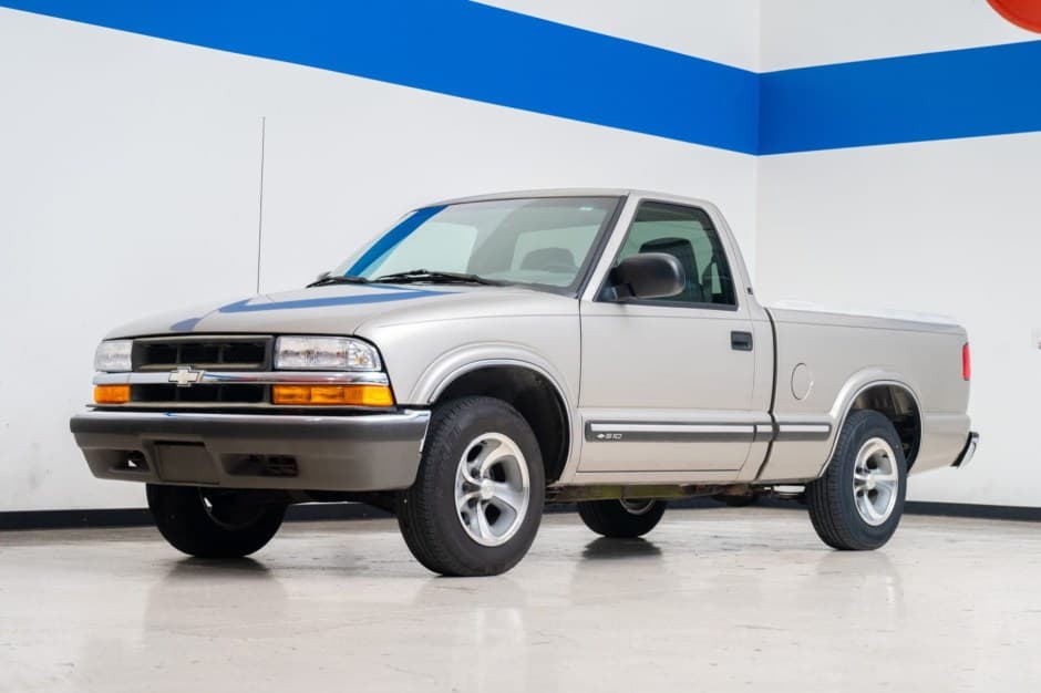 2002 Chevrolet S-10 (1994-2004) sold for $8,500
