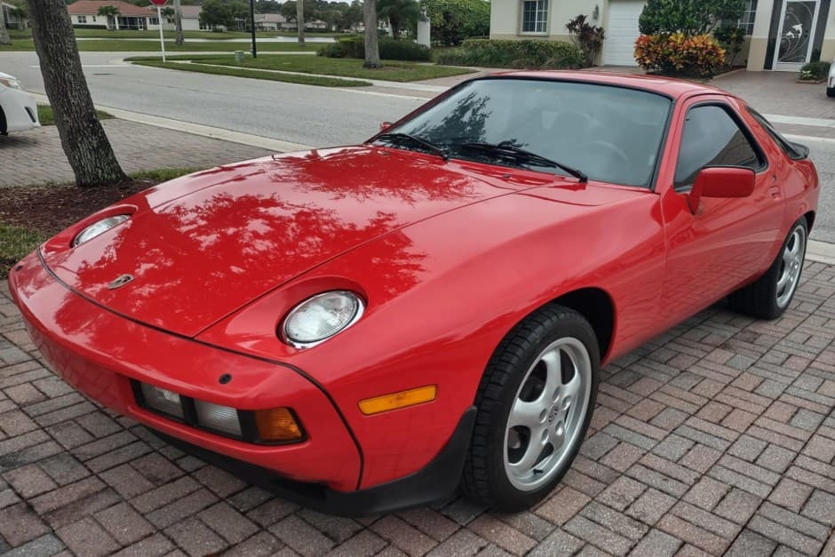 1985 Porsche 928 sold for $15,500