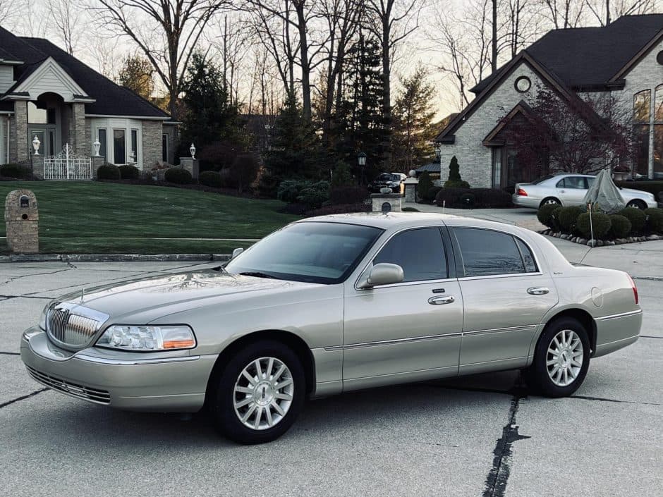 2007 Lincoln Town Car sold for $13,250