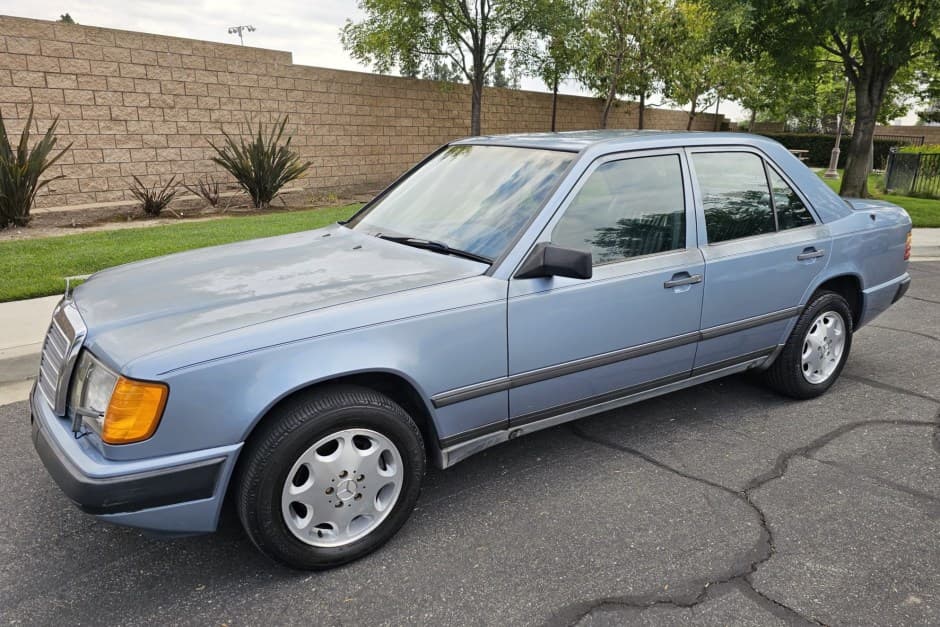 1987 Mercedes-Benz W124 E-Class sold for $4,600