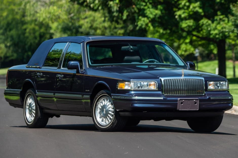 1997 Lincoln Town Car sold for $15,000