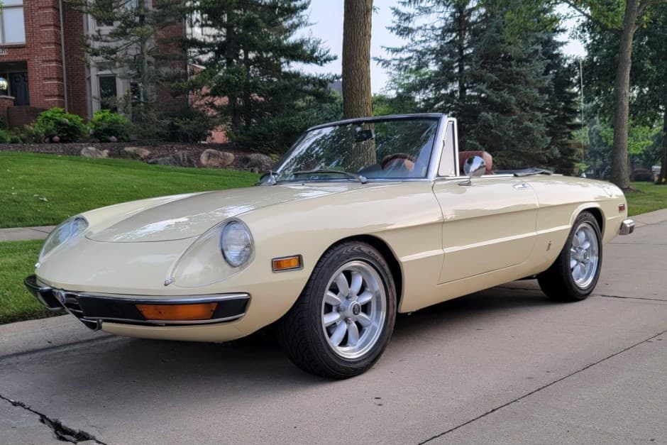 1976 Alfa Romeo 105/115 Spider Series 2 sold for $24,000