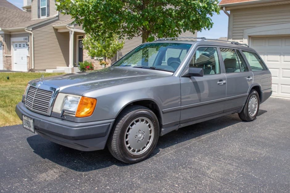 1989 Mercedes-Benz W124 E-Class sold for $5,711