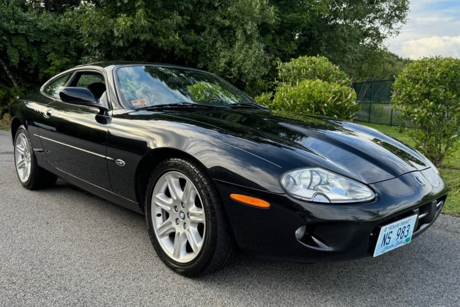 2000 Jaguar XK8 sold for $8,250