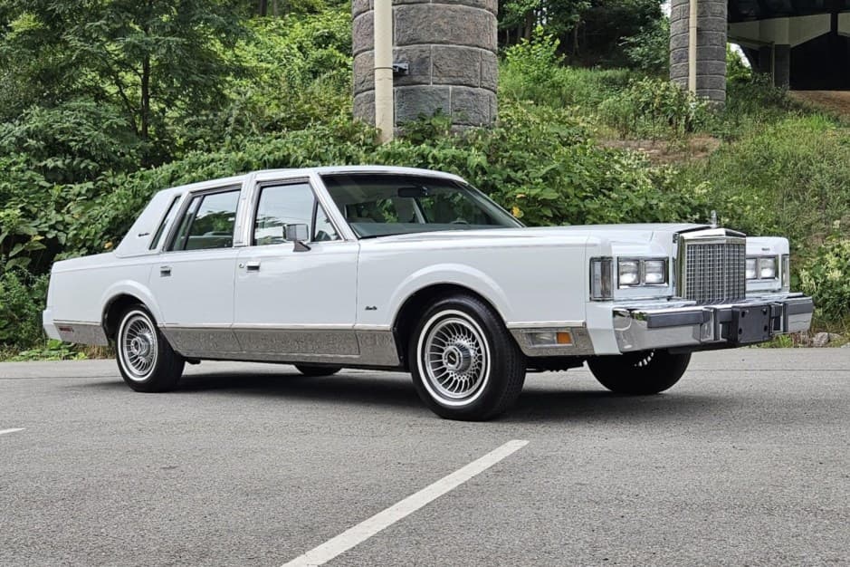 1986 Lincoln Town Car sold for $12,750