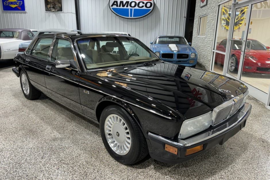1994 Jaguar XJ40 XJ (1988-1994) sold for $17,250