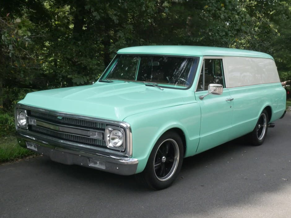 1970 Chevrolet Suburban (1967-1972) sold for $8,500