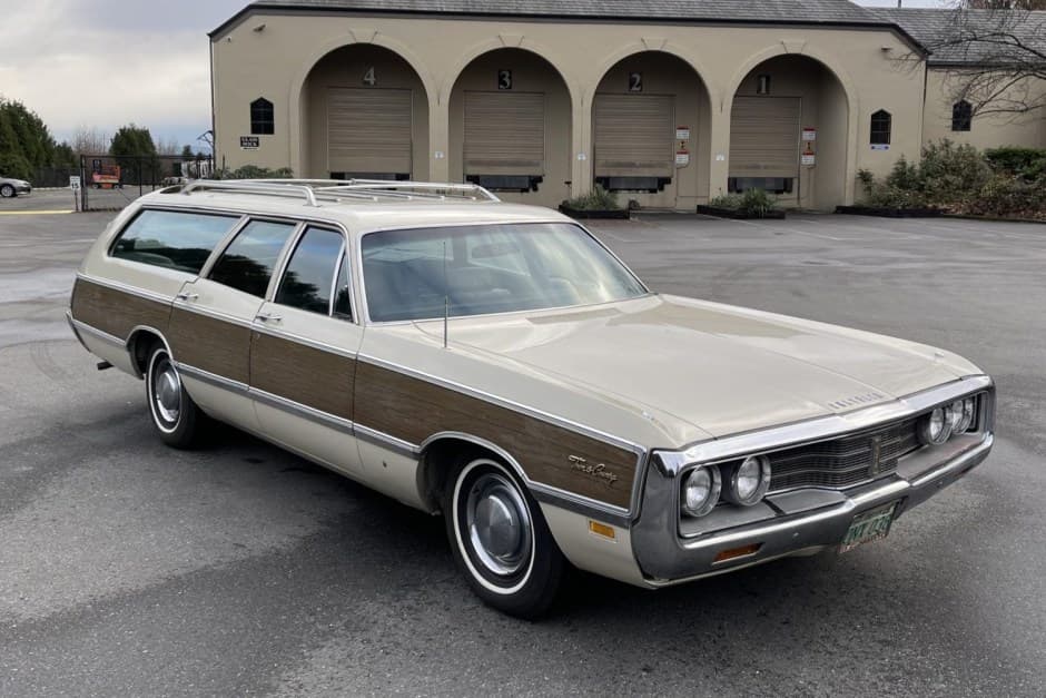 1969 Chrysler Town & Country sold for $10,000