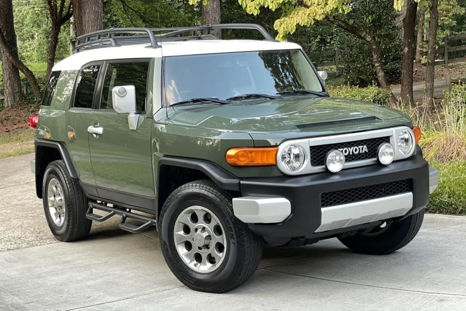 2012 Toyota FJ Cruiser sold for $31,450