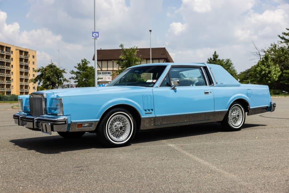 1982 Lincoln Continental Mark VI (1980-1983) sold for $10,225