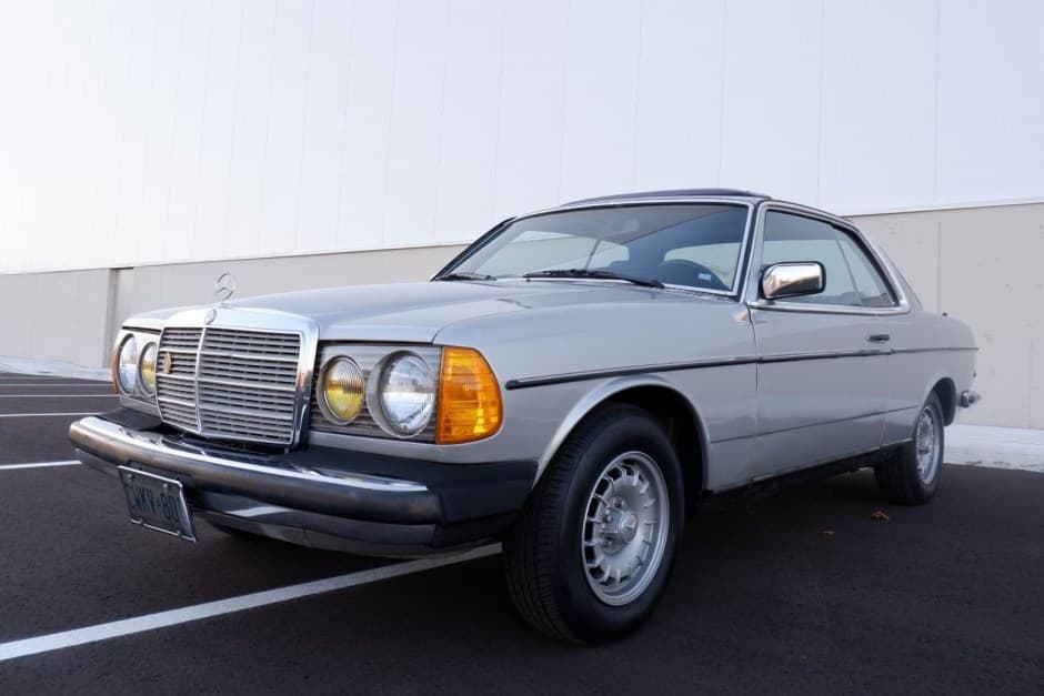 1982 Mercedes-Benz W123 sold for $9,850
