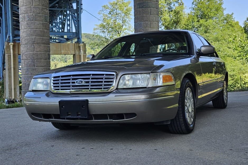 2003 Ford Crown Victoria sold for $8,555