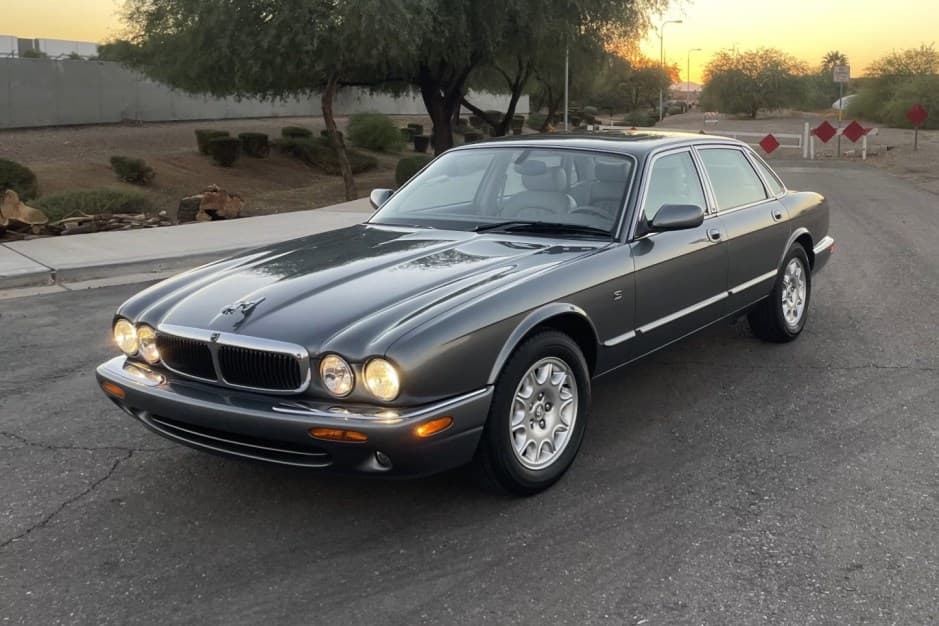 2003 Jaguar X308 XJ (1998-2003) sold for $11,500