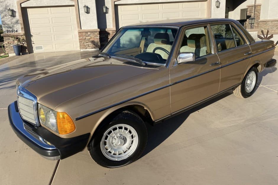 1983 Mercedes-Benz W123 sold for $9,500