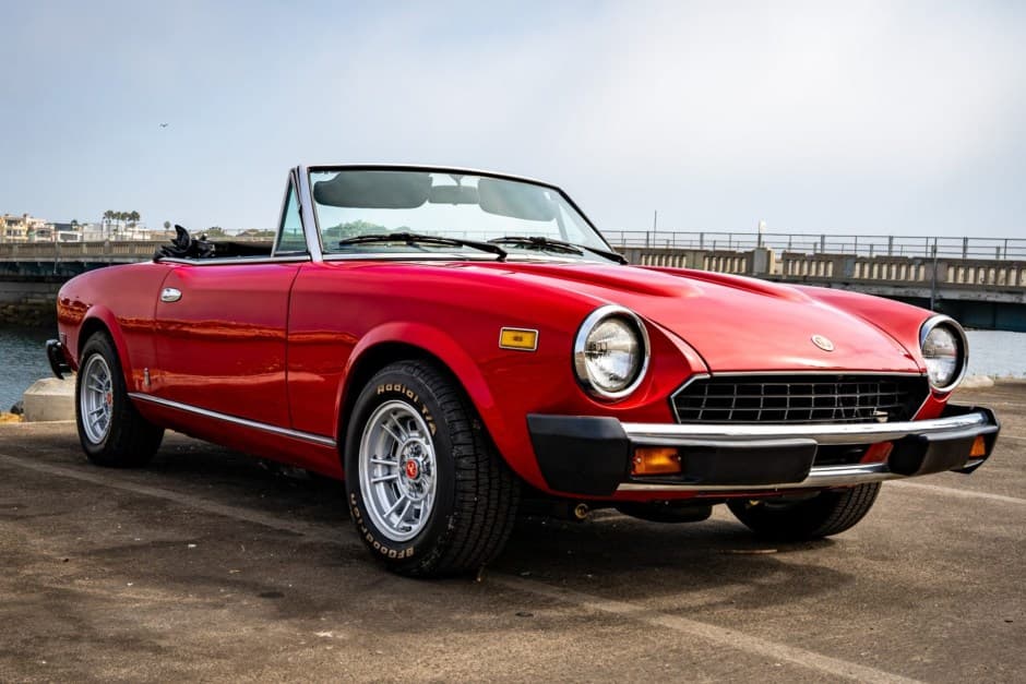 1980 Fiat 124 Spider (1966-1985) sold for $18,500
