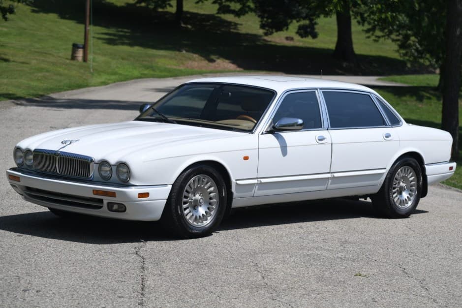 1996 Jaguar X300 XJ (1995-1997) sold for $4,400