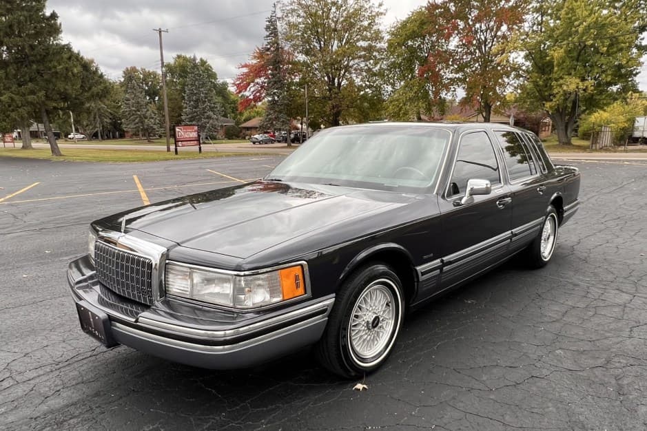 1994 Lincoln Town Car sold for $19,250