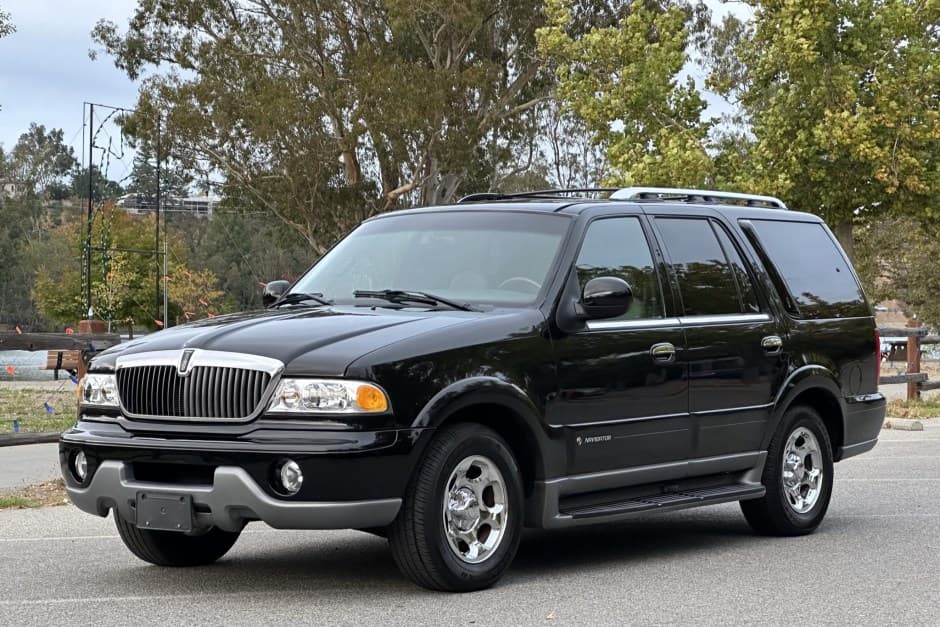 2001 Lincoln Navigator sold for $14,850