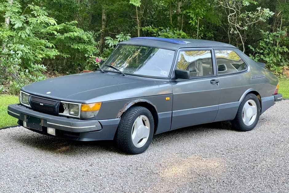 1986 Saab 900 sold for $2,432