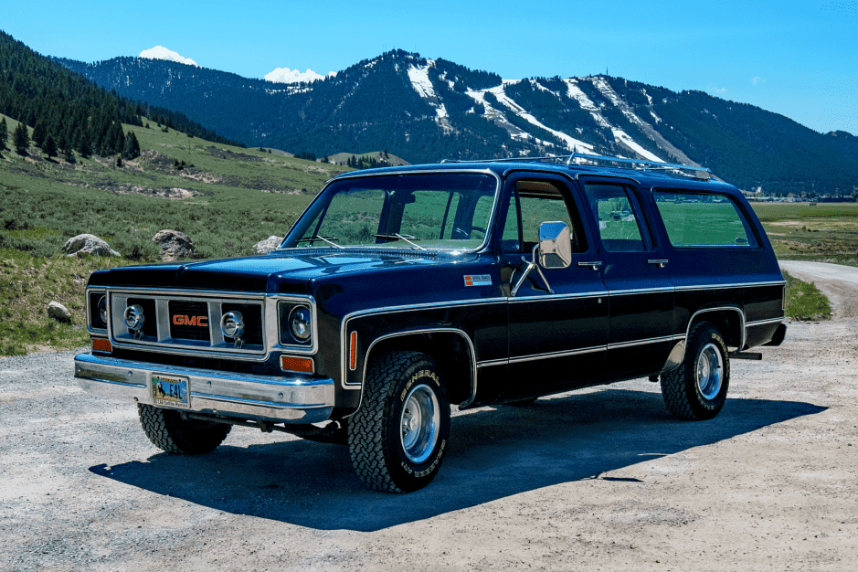 1974 GMC Suburban (1973-1991) sold for $17,500